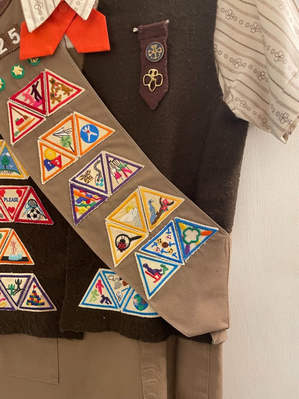Complete 1980s/1990s Girl Scout Brownie Uniform - Picture 4 of 16